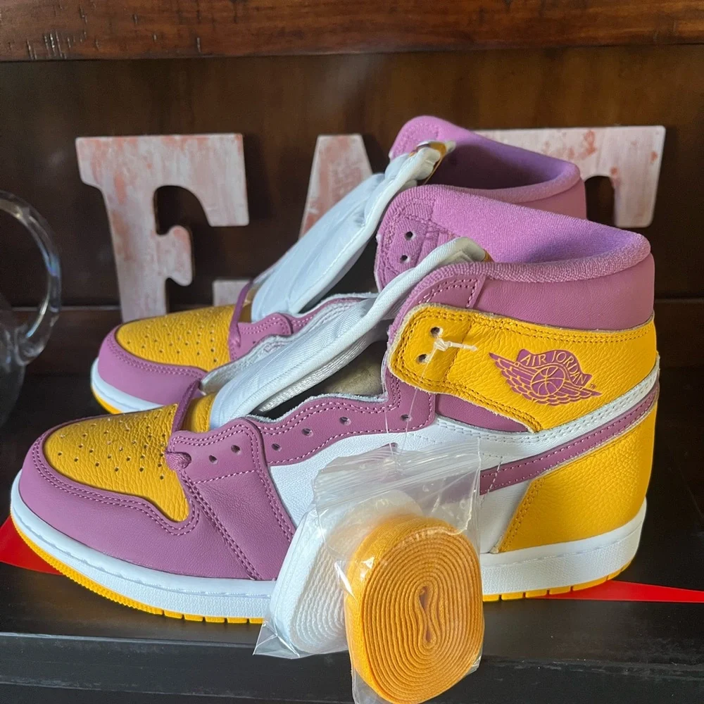 Nike Air Jordan 1 Retro High OG - Picture 3 of 10